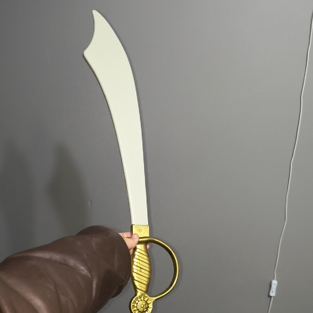 Gold-Handed Decorative Scimitar with Cream Blade